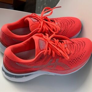 ASICS Gel-Kayano 28 Running Shoes in Blazing Coral/Mist, Size: 9.5 - ALMOST NEW!
